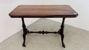 AN ANTIQUE MAHOGANY RECTANGULAR SIDE TABLE WITH TURNED STRETCHER BASE AND CASTER - W 105CM X 54CM.