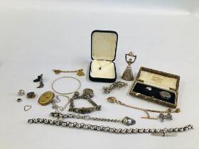 A BOX OF ASSORTED VINTAGE JEWELLERY TO INCLUDE A CAMEO BROOCH,