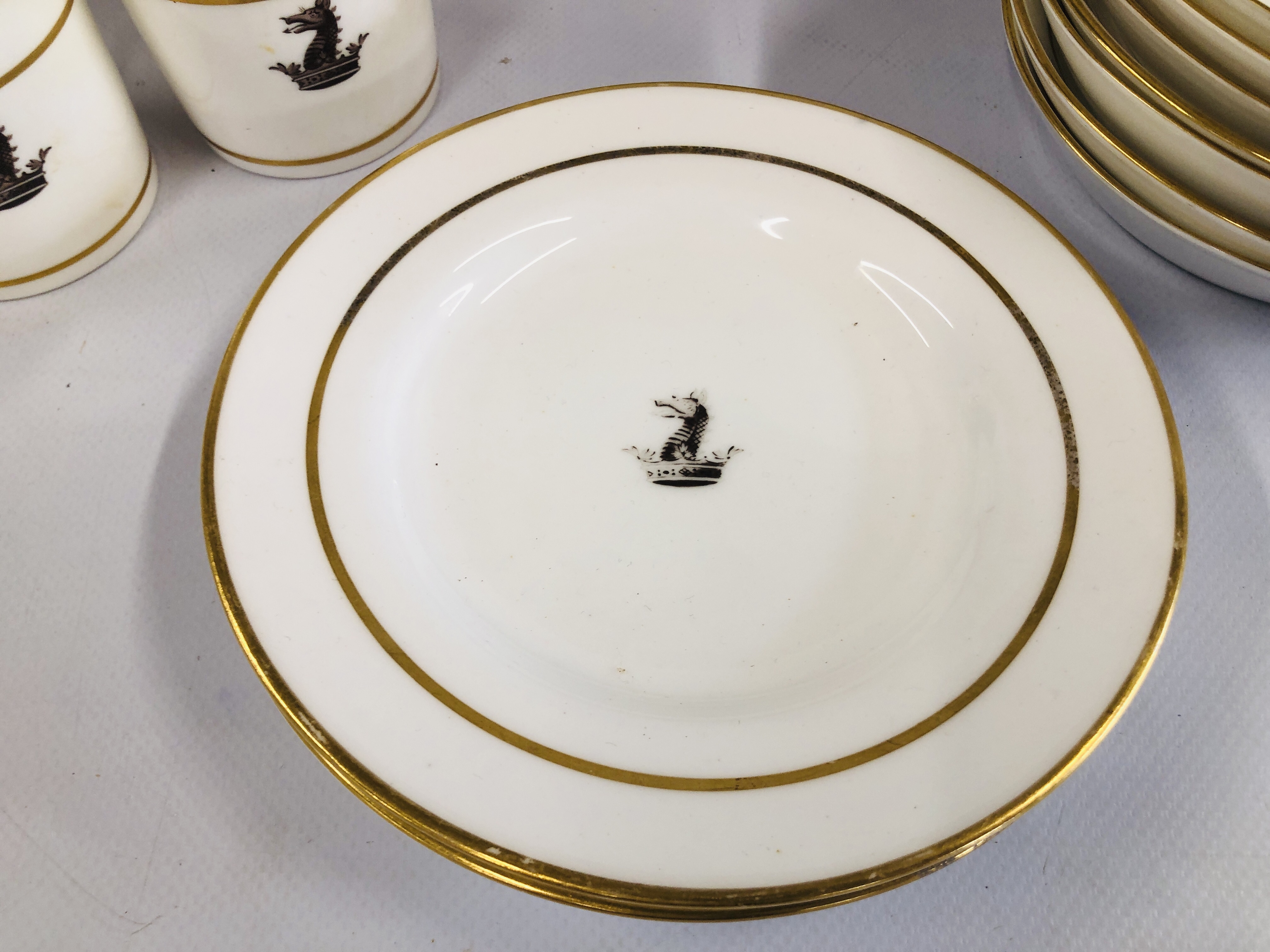 AN EXTENSIVE COLLECTION OF WHITE PORCELAIN AND CHINA DINNER PLATES TO INCLUDE ROYAL WORCESTER AND - Image 3 of 19