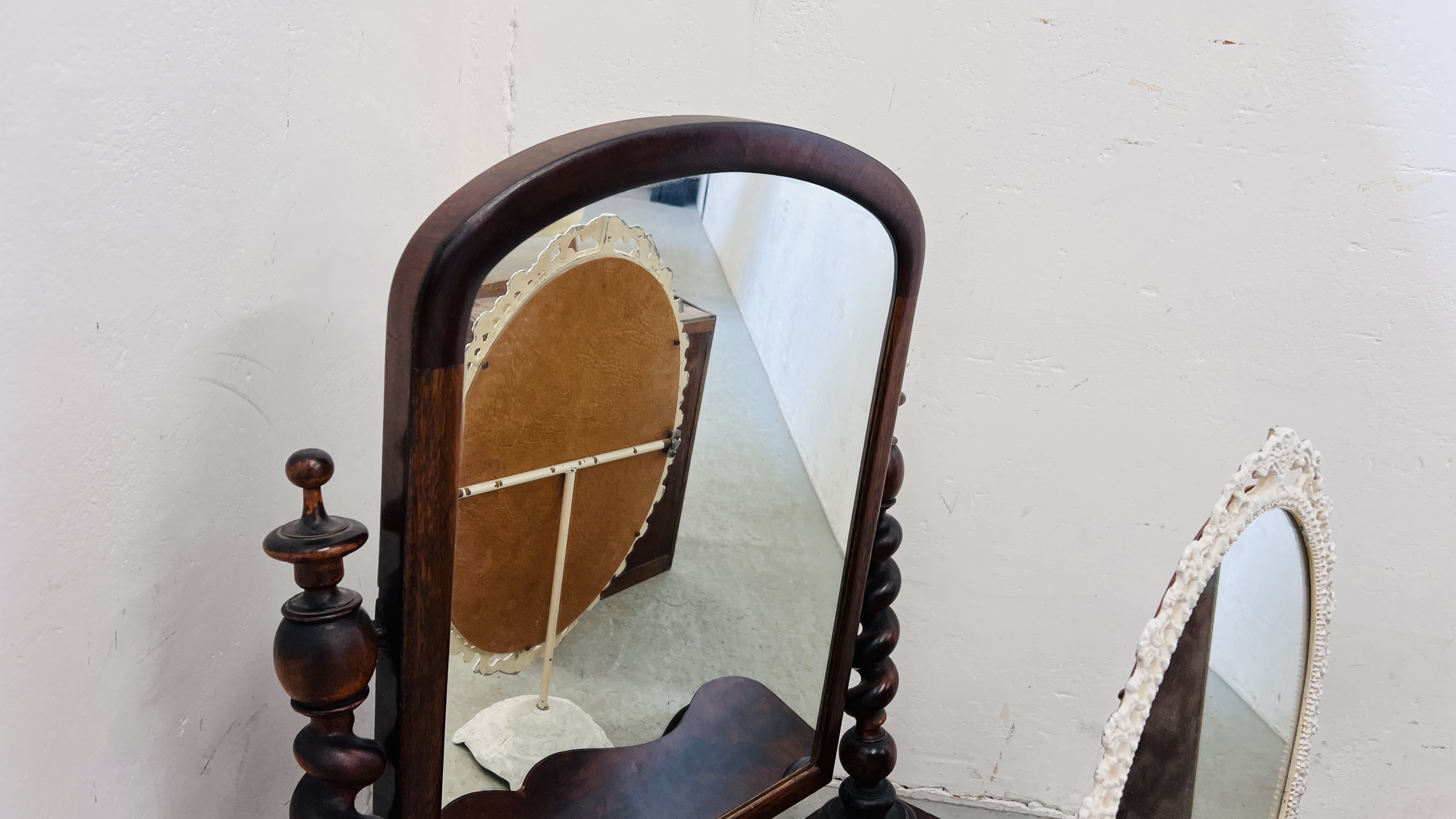 A VICTORIAN MAHOGANY DRESSING TABLE MIRROR - H 74CM ALONG WITH A VINTAGE OAK TWO DOOR ONE DRAWER - Image 6 of 7