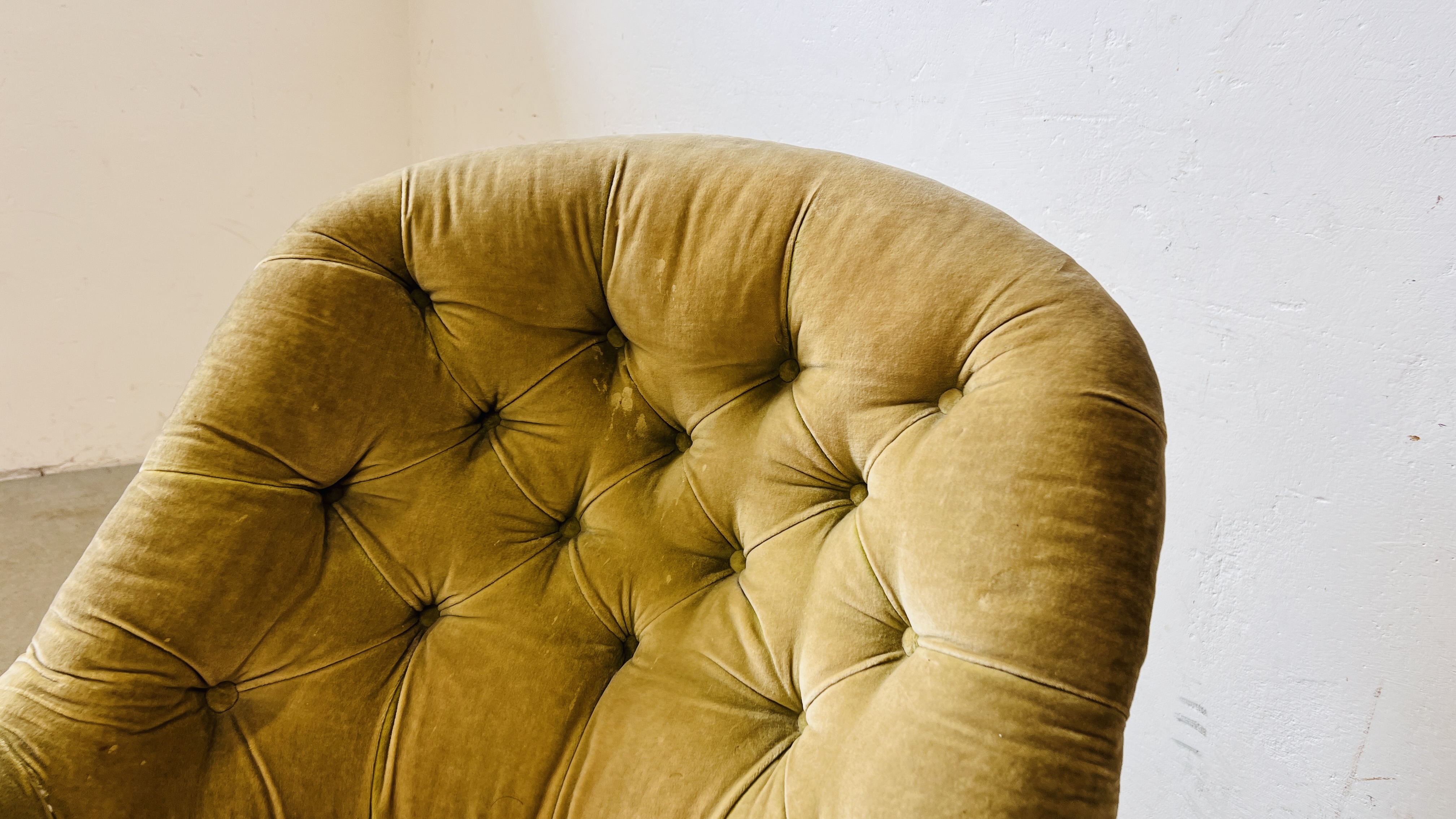 A VICTORIAN MAHOGANY FRAMED BUTTON BACK NURSING CHAIR ON CERAMIC CASTERS. - Image 4 of 9