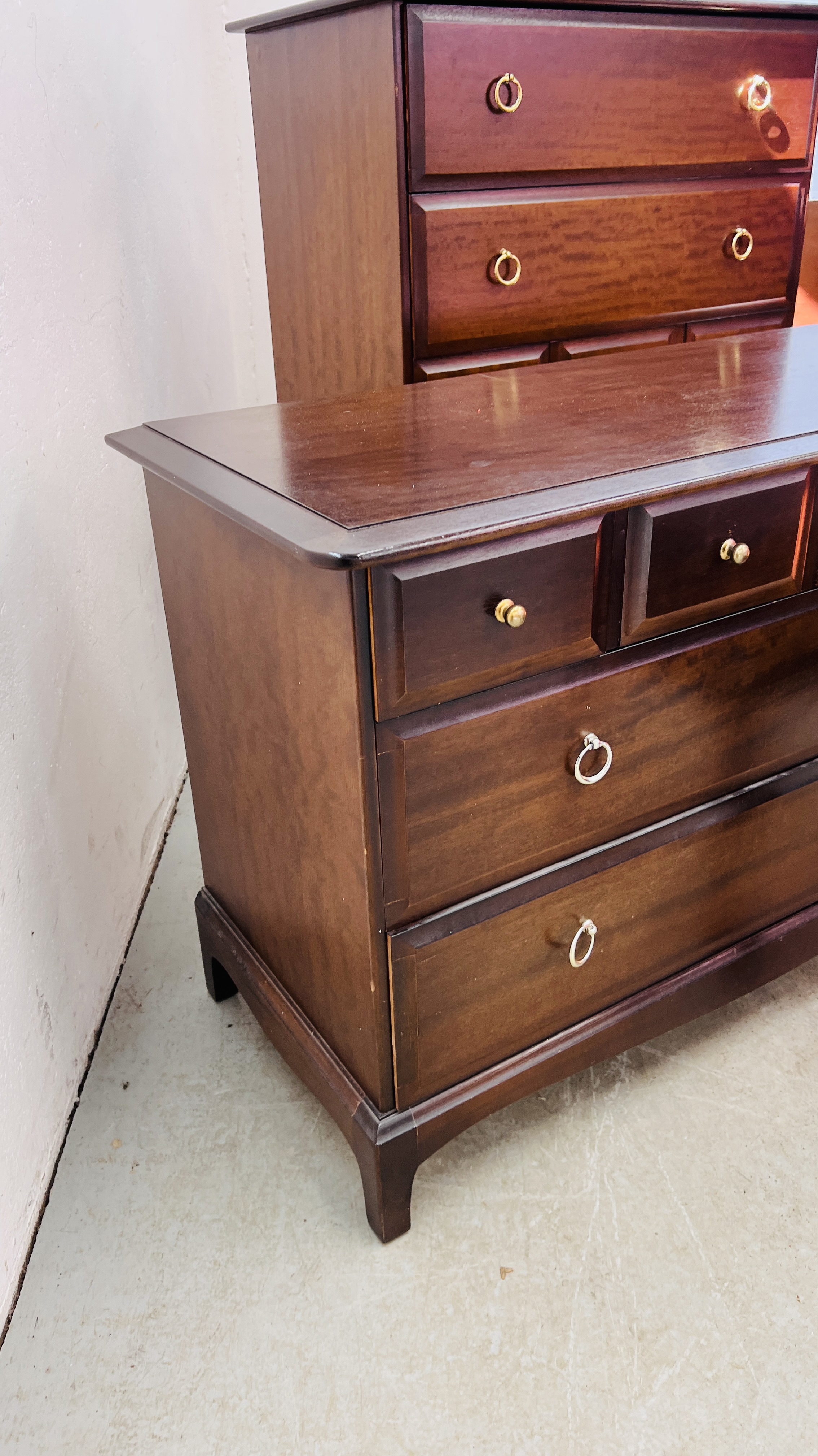 A 6 PIECE SUITE OF STAG MINSTRAL BEDROOM FURNITURE COMPRISING OF 5 DRAWER TRIPLE MIRROR DRESSING - Image 4 of 14