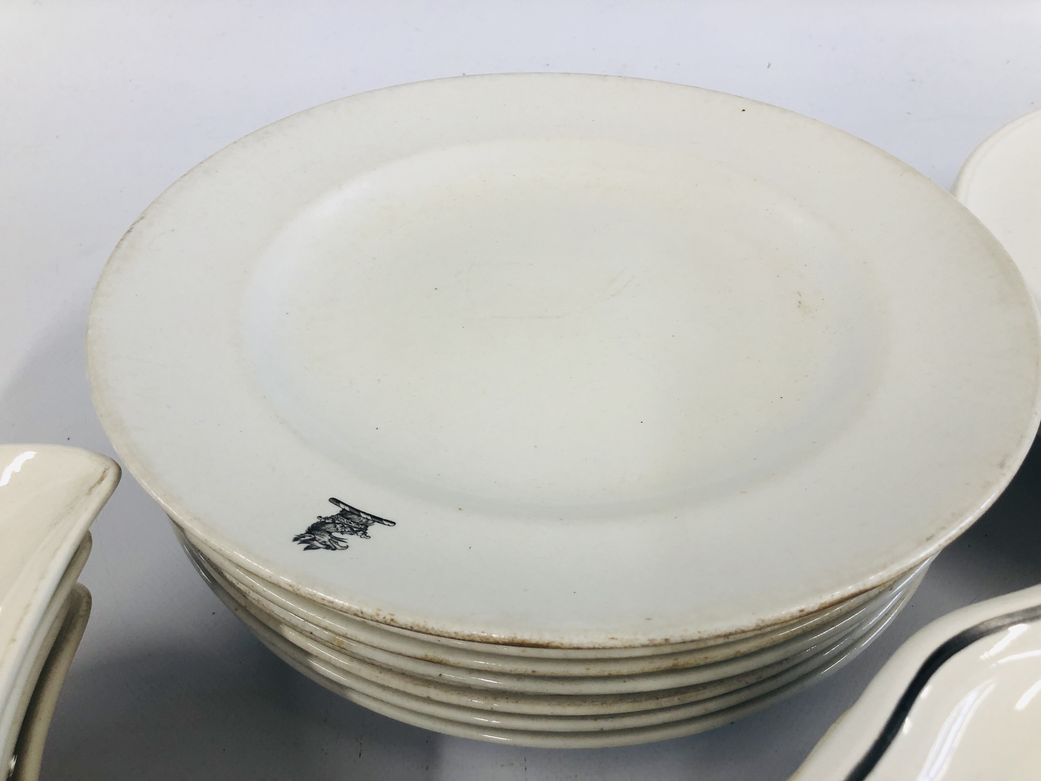 AN EXTENSIVE COLLECTION OF WHITE PORCELAIN AND CHINA DINNER PLATES TO INCLUDE ROYAL WORCESTER AND - Image 15 of 19