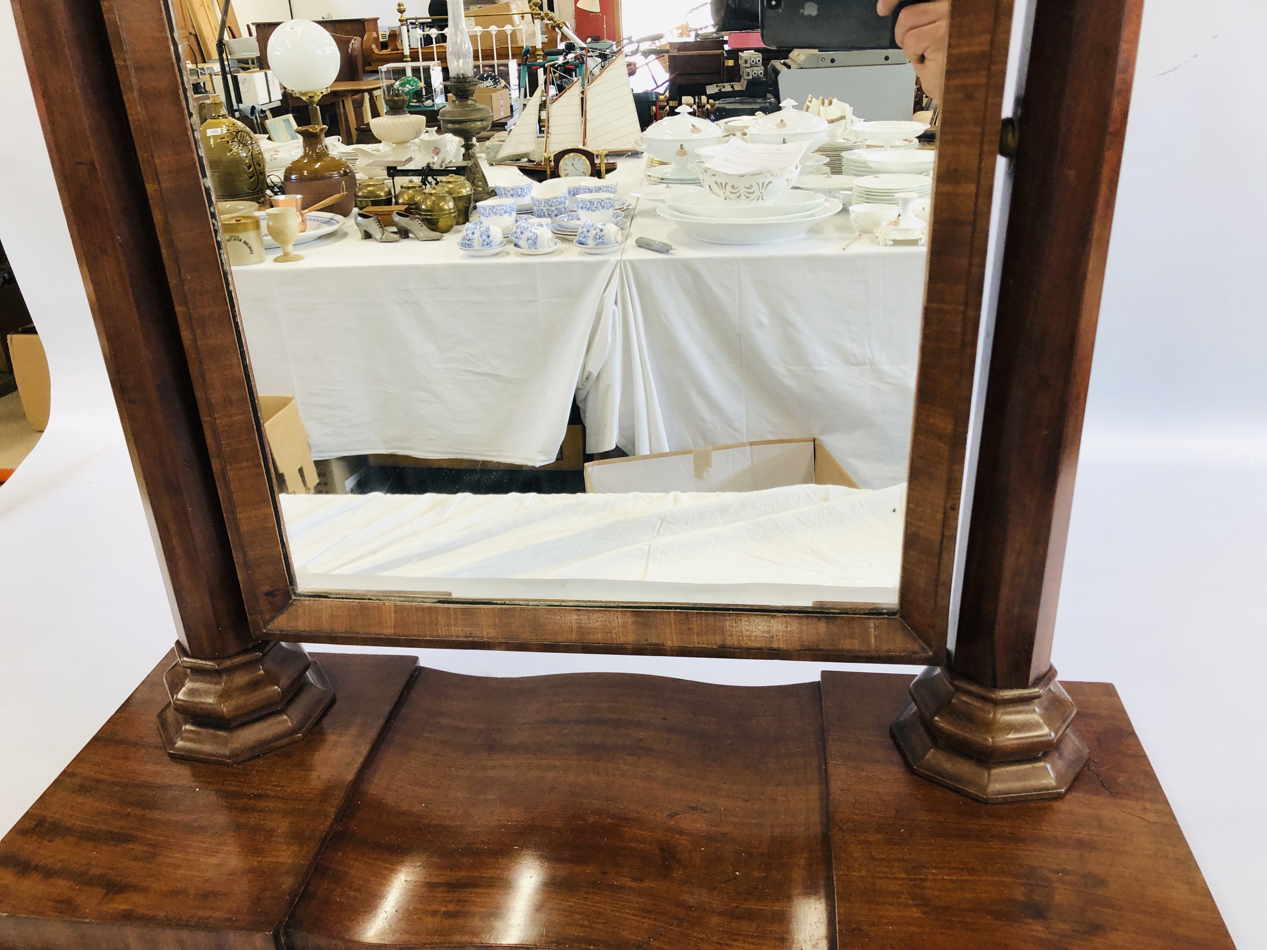 AN ANTIQUE MAHOGANY TWIN PILLAR DRESSING MIRROR ON SCROLLED FEET SUPPORTS - W 75CM X H 85CM. - Image 3 of 6