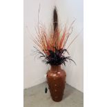 A LARGE TERRACOTTA VASE H 67CM CONTAINING COLOURED GRASSES AND FEATHERS ALONG WITH A BUNDLE OF