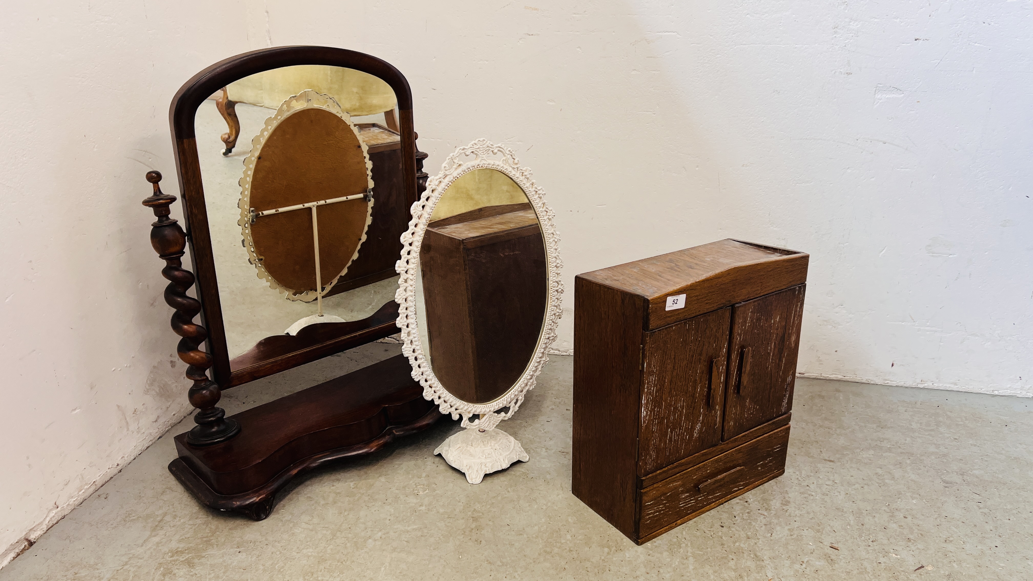 A VICTORIAN MAHOGANY DRESSING TABLE MIRROR - H 74CM ALONG WITH A VINTAGE OAK TWO DOOR ONE DRAWER