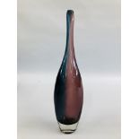 AN IMPRESSIVE SWEDISH STYLE ART GLASS VASE IN THE KOSTA BODA STYLE - H 41CM.