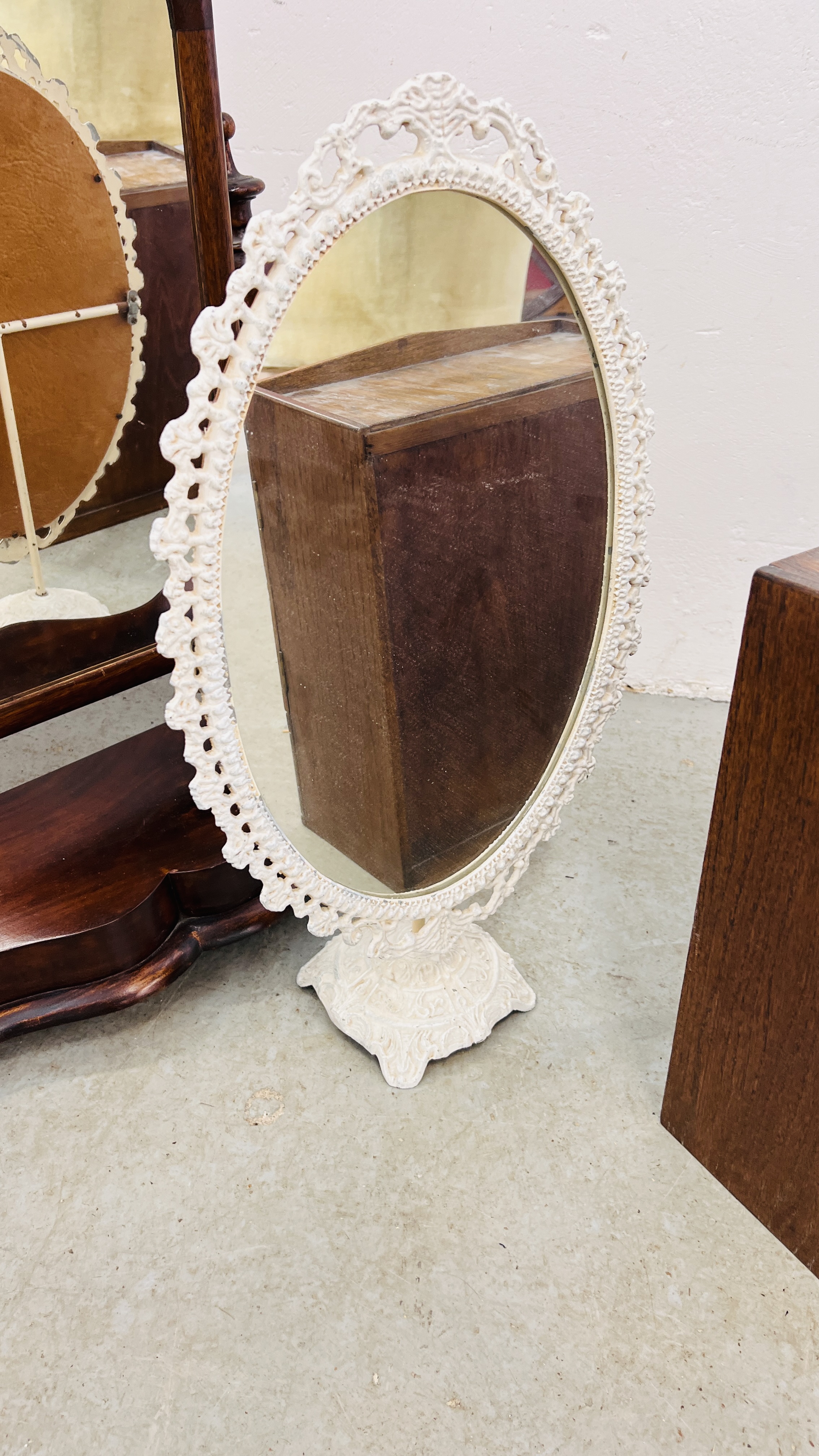 A VICTORIAN MAHOGANY DRESSING TABLE MIRROR - H 74CM ALONG WITH A VINTAGE OAK TWO DOOR ONE DRAWER - Image 3 of 7