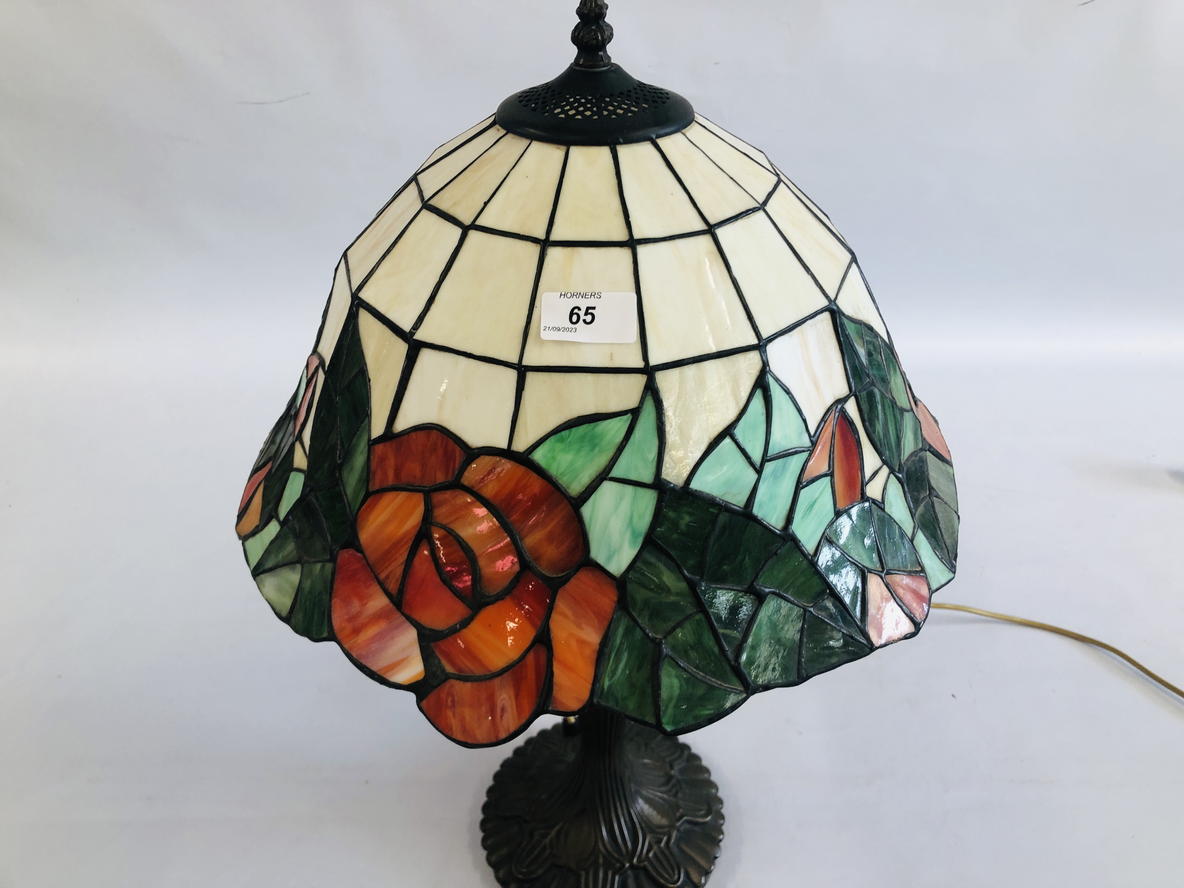 A DECORATIVE TIFFANY STYLE TABLE LAMP H 60CM - SOLD AS SEEN. - Image 2 of 4