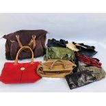 A BOX OF LADIES FASHION HANDBAGS TO INCLUDE LEATHER EXAMPLES + A TRAVEL BAG MARKED LIZ CLAIBORNE