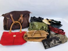 A BOX OF LADIES FASHION HANDBAGS TO INCLUDE LEATHER EXAMPLES + A TRAVEL BAG MARKED LIZ CLAIBORNE