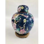 A LARGE IMPRESSIVE ORIENTAL GINGER JAR AND COVER DEPICTING BLOSSOM AND EXOTIC BIRDS ON A CIRCULAR