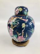 A LARGE IMPRESSIVE ORIENTAL GINGER JAR AND COVER DEPICTING BLOSSOM AND EXOTIC BIRDS ON A CIRCULAR