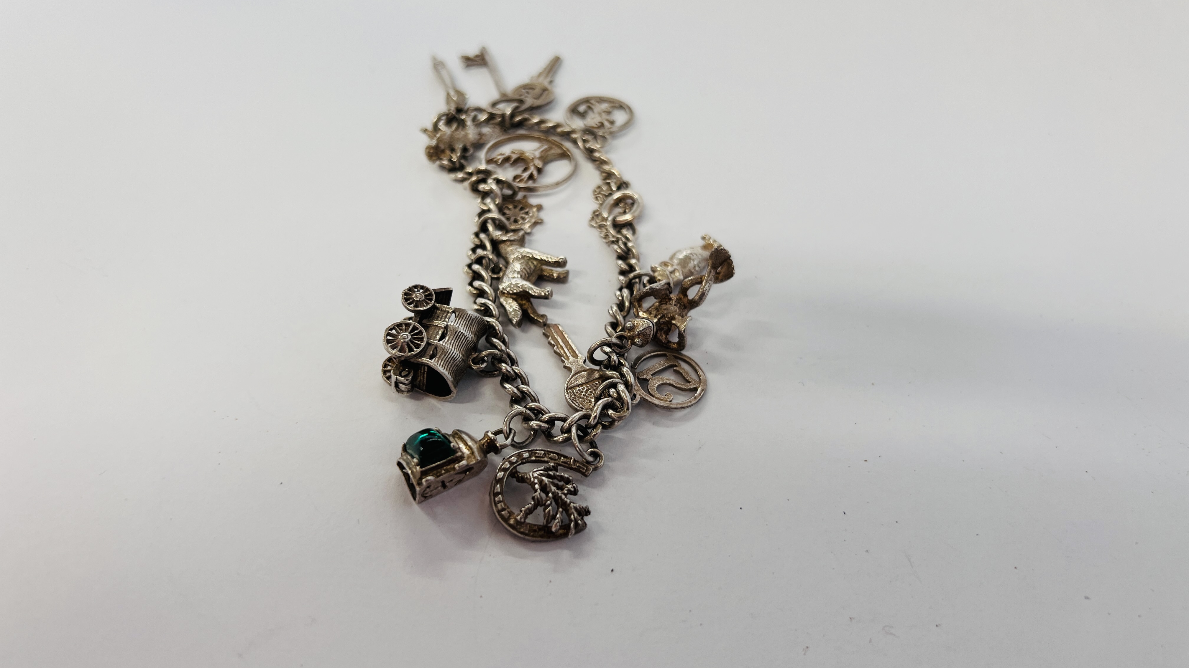 VINTAGE 925 SILVER BRACELET WITH 13 CHARMS ATTACHED. - Image 5 of 6