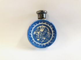 A VINTAGE SILVER MOUNTED MINIATURE WILLOW PATTERN PLATE PERFUME BOTTLE A/F, H 5.5CM.