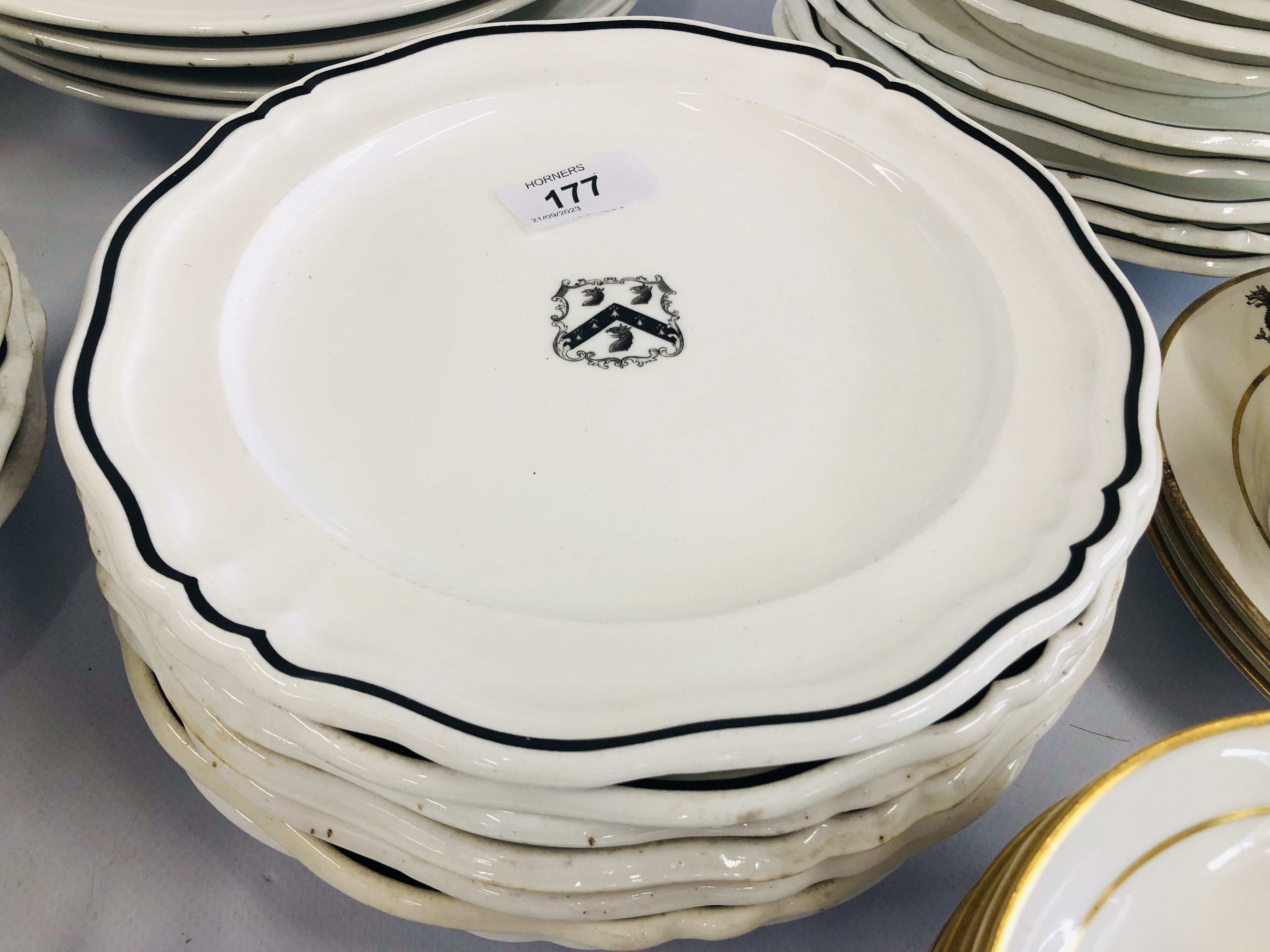 AN EXTENSIVE COLLECTION OF WHITE PORCELAIN AND CHINA DINNER PLATES TO INCLUDE ROYAL WORCESTER AND - Image 17 of 19