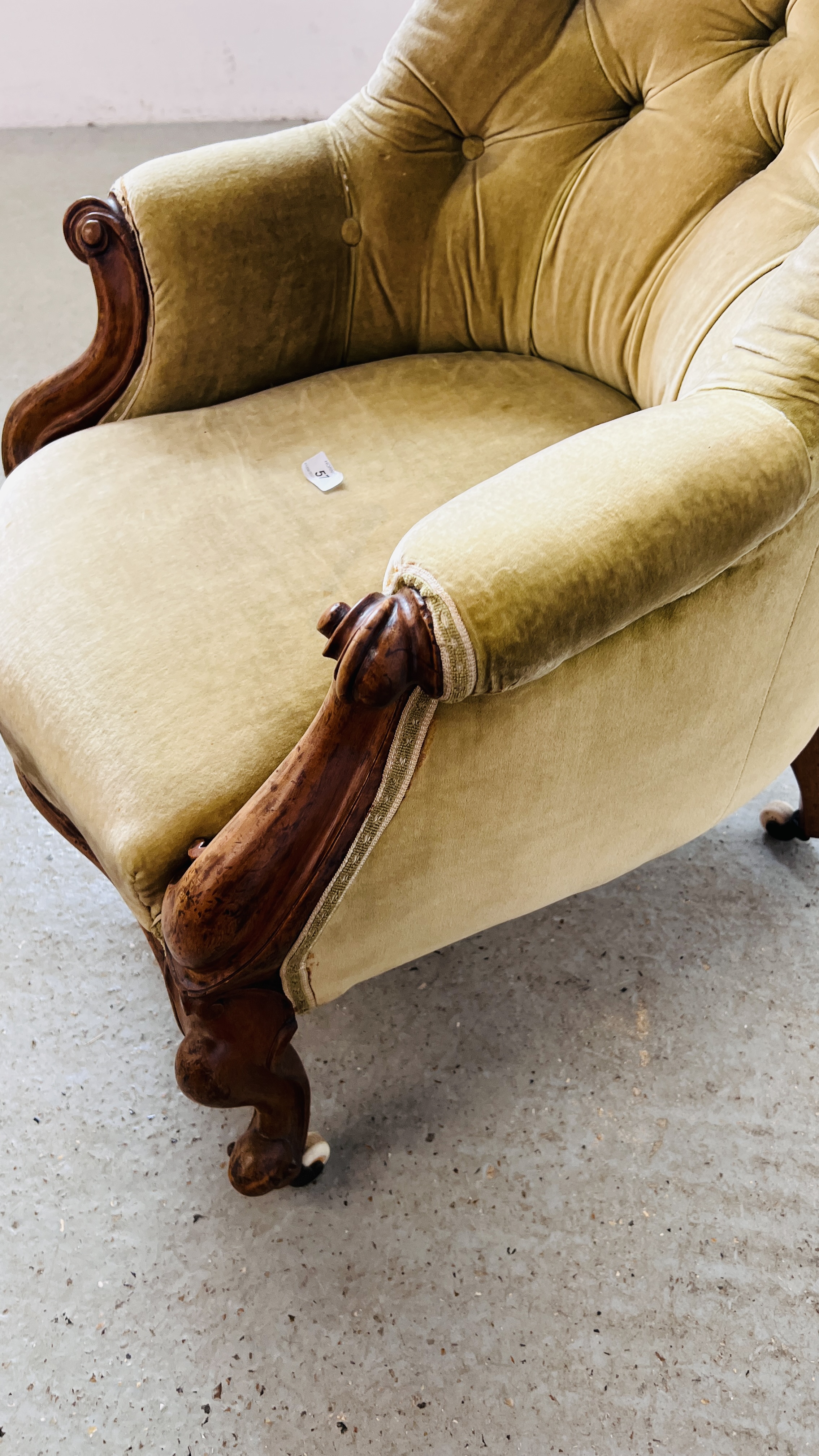 A VICTORIAN MAHOGANY FRAMED BUTTON BACK NURSING CHAIR ON CERAMIC CASTERS. - Image 6 of 9