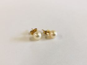 A PAIR OF 14 KT GOLD PEARL STUD EARRINGS.