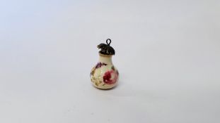 A VINTAGE MINIATURE WORCESTER SCENT BOTTLE, H 3CM.