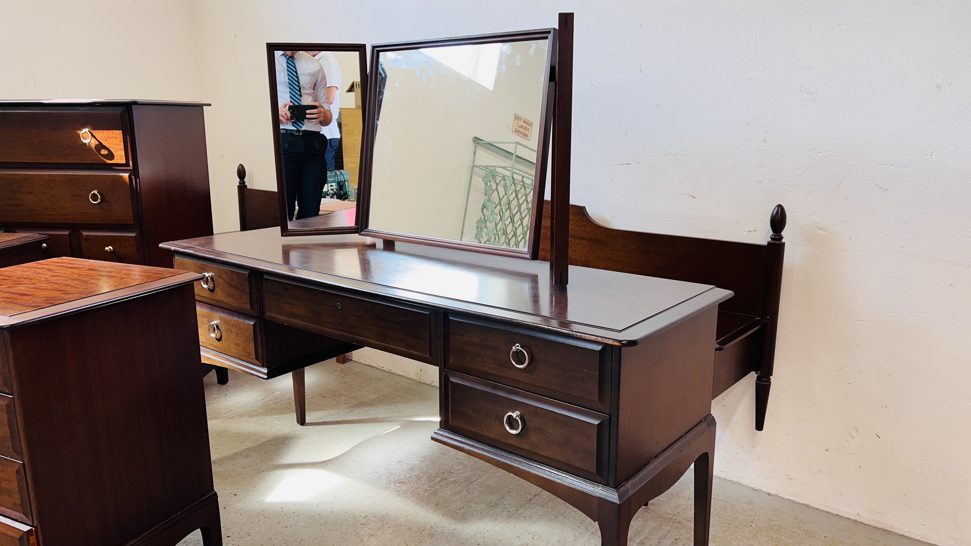 A 6 PIECE SUITE OF STAG MINSTRAL BEDROOM FURNITURE COMPRISING OF 5 DRAWER TRIPLE MIRROR DRESSING - Image 9 of 14