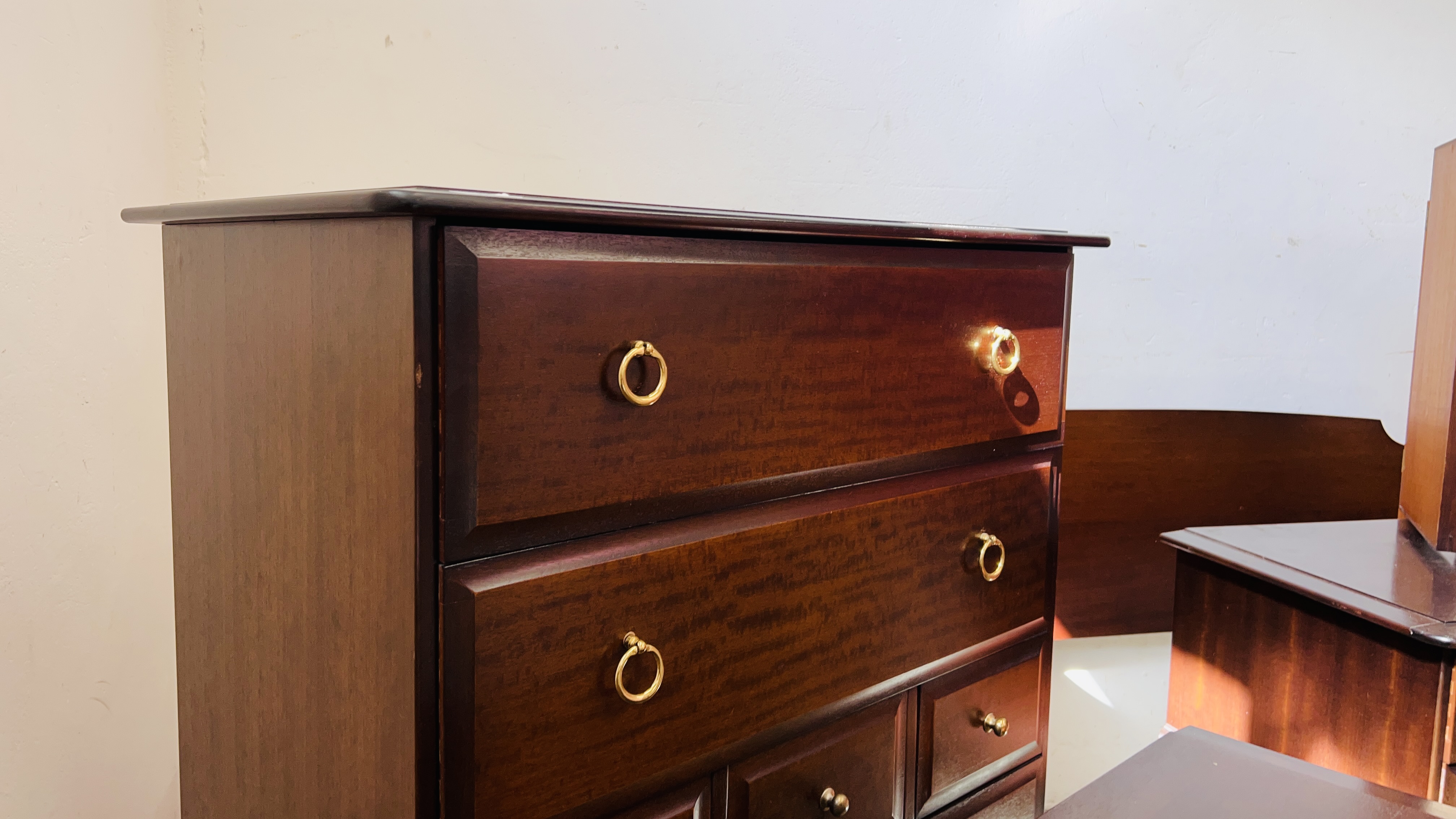 A 6 PIECE SUITE OF STAG MINSTRAL BEDROOM FURNITURE COMPRISING OF 5 DRAWER TRIPLE MIRROR DRESSING - Image 6 of 14