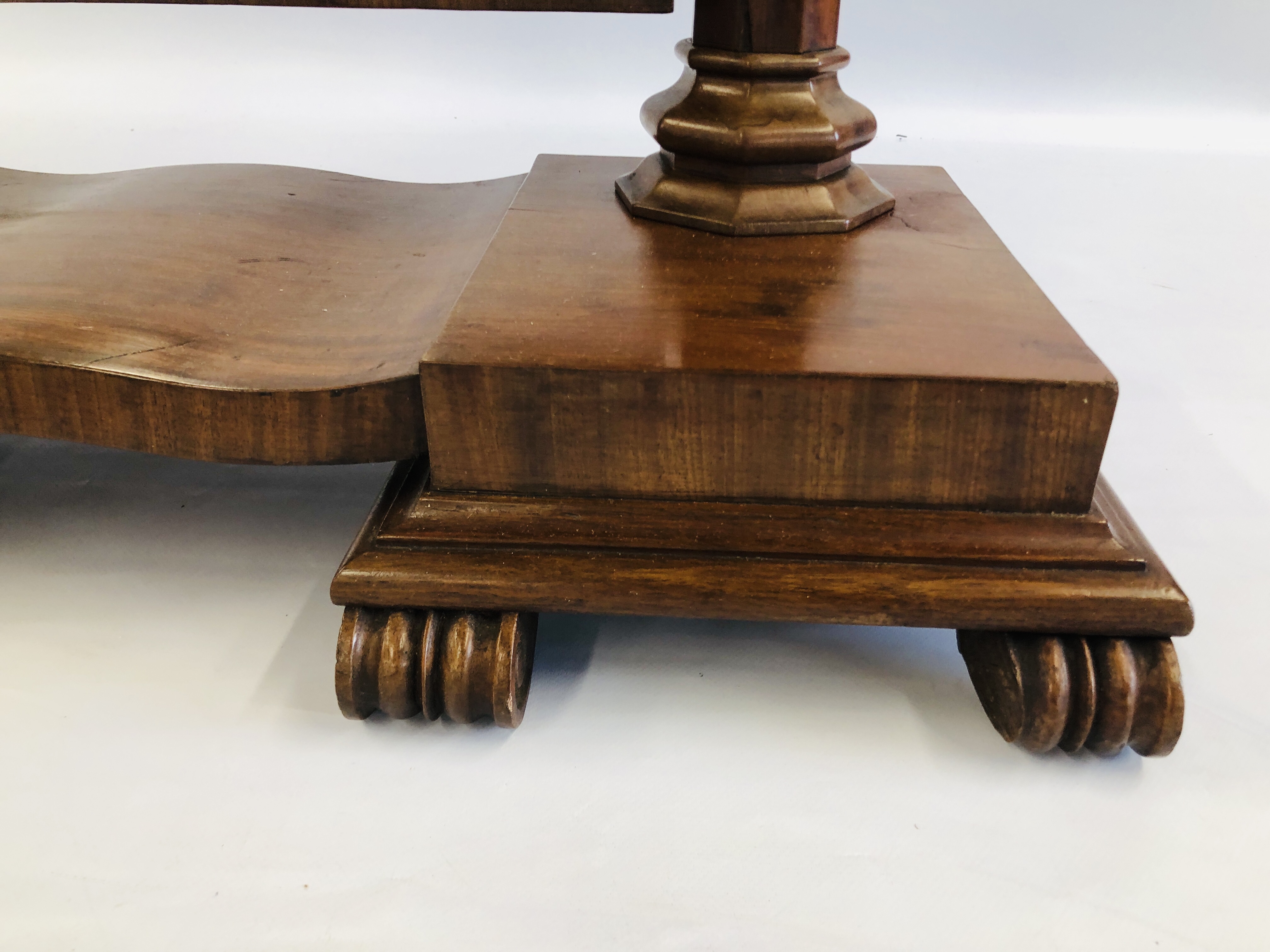 AN ANTIQUE MAHOGANY TWIN PILLAR DRESSING MIRROR ON SCROLLED FEET SUPPORTS - W 75CM X H 85CM. - Image 4 of 6