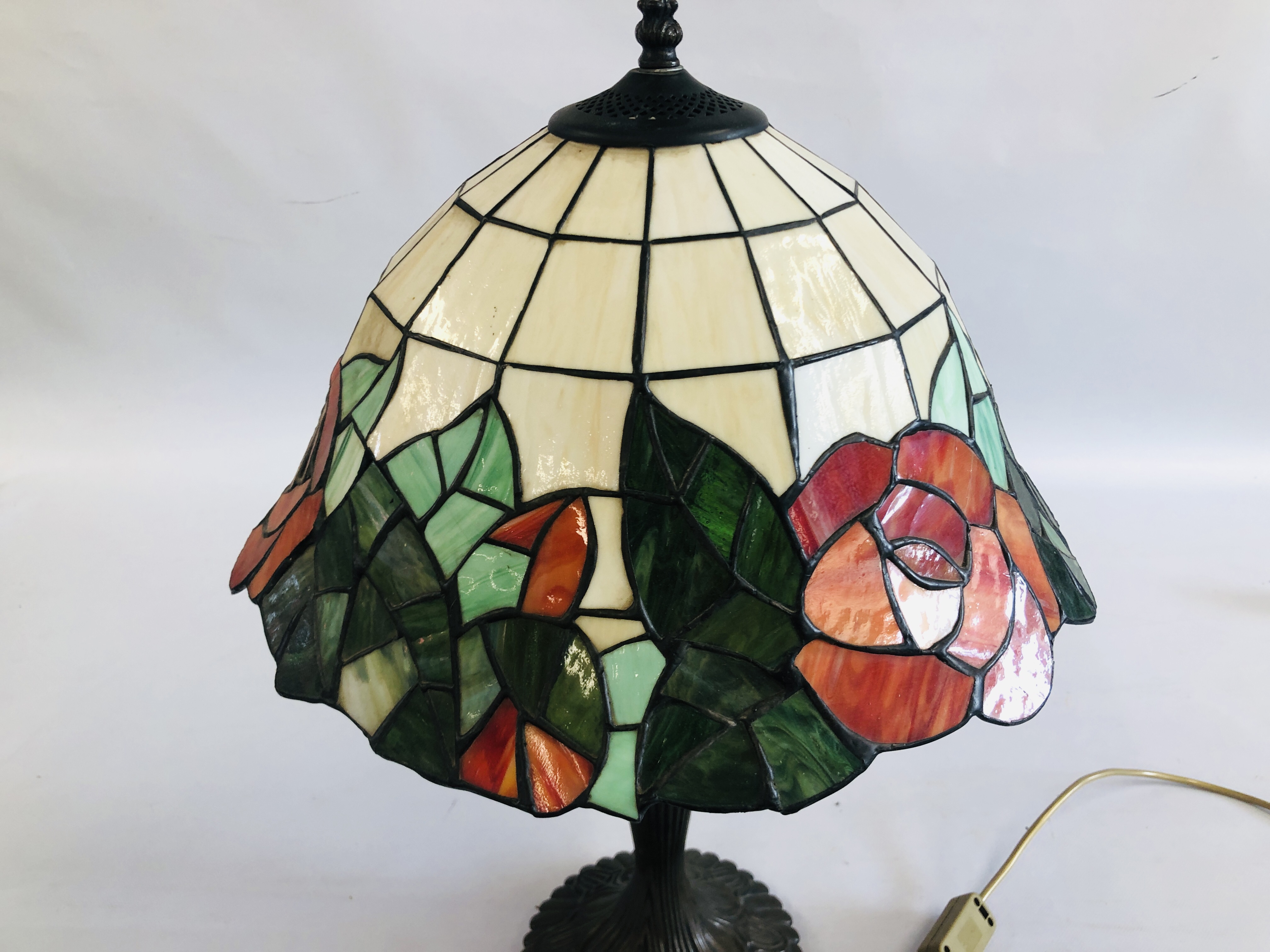 A DECORATIVE TIFFANY STYLE TABLE LAMP H 60CM - SOLD AS SEEN. - Image 3 of 4