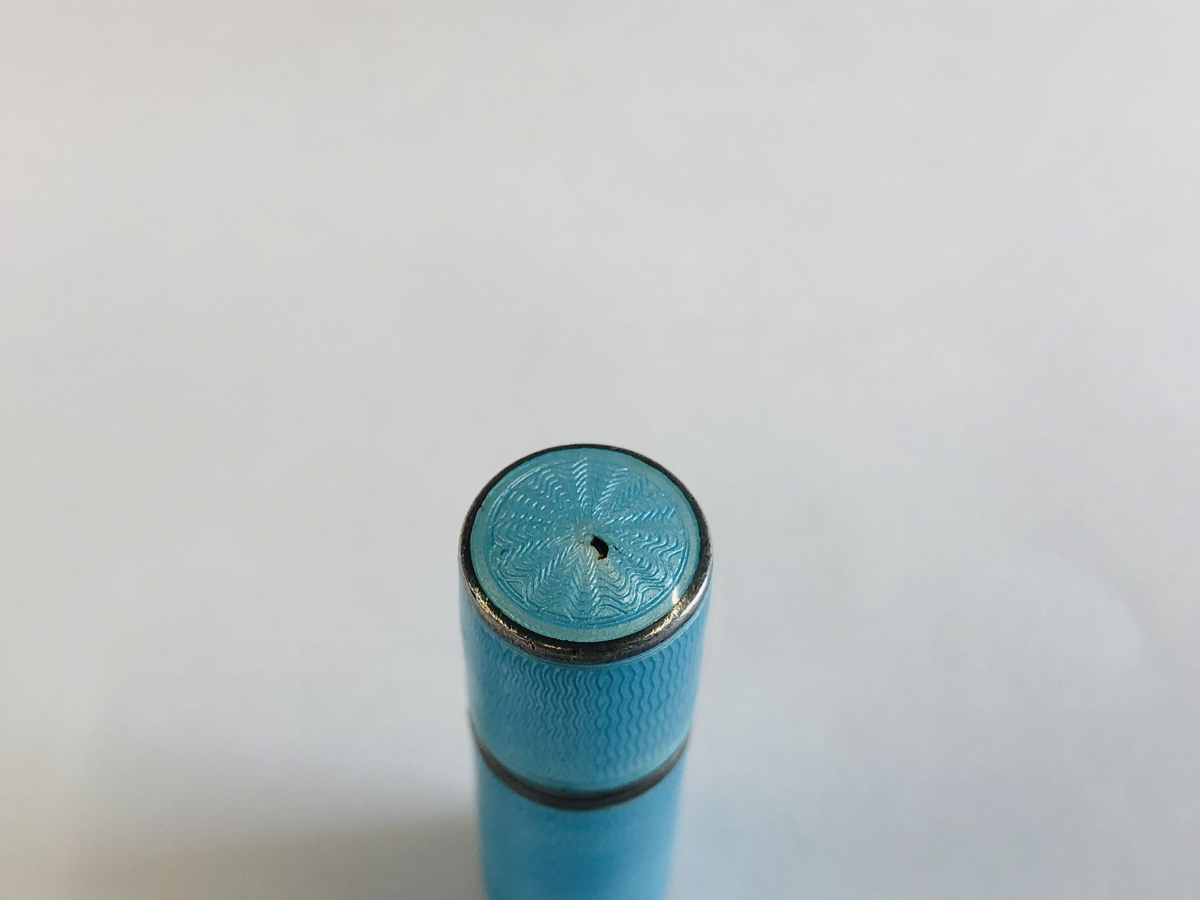 A VINTAGE ENAMELED SILVER CYLINDRICAL THREADED SCENT BOTTLE HOLDER CONTAINING A CLEAR GLASS SCENT - Image 2 of 7