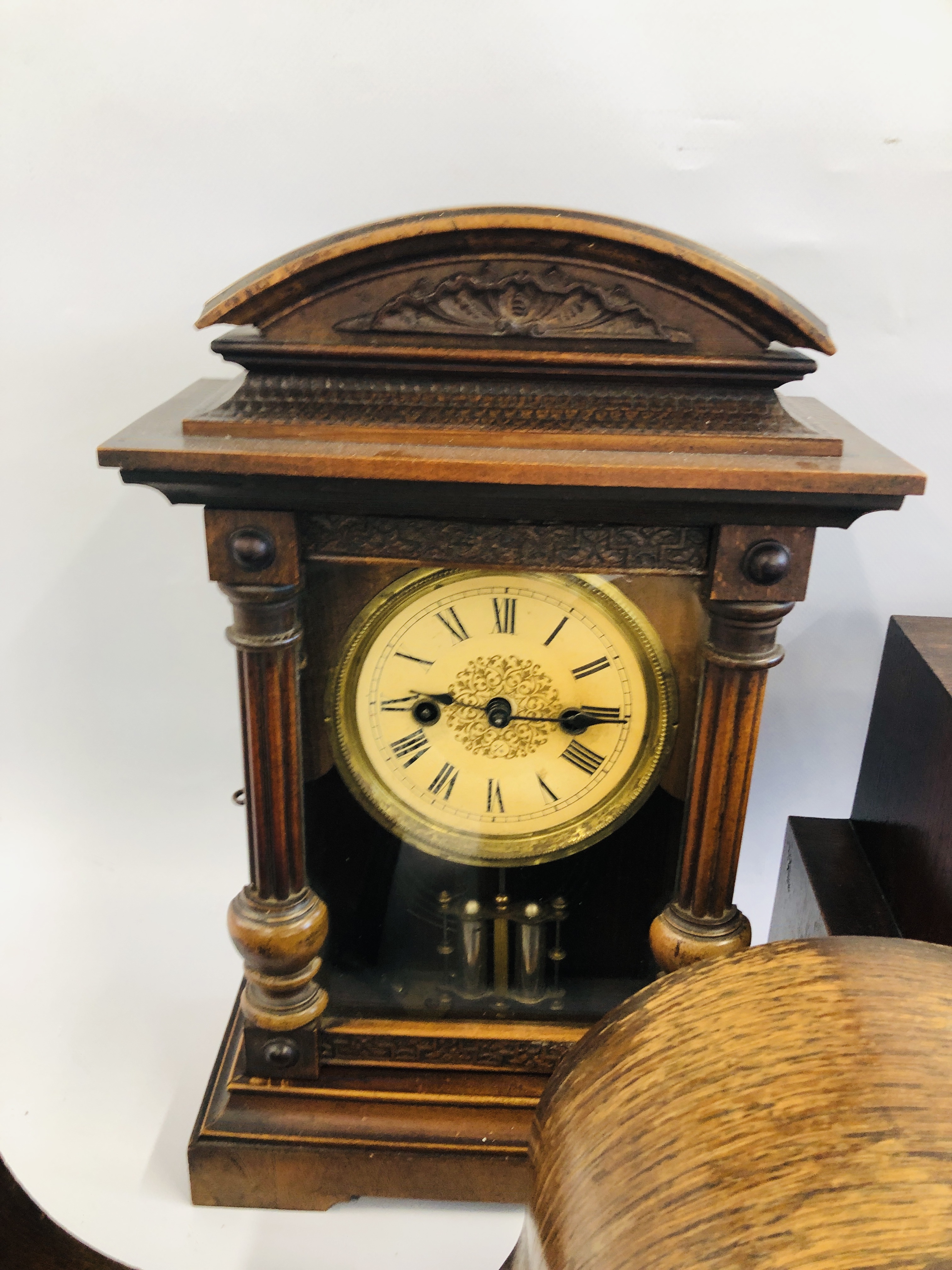 A GROUP OF SIX VARIOUS MANTEL CLOCKS TO INCLUDE SMITHS AND ANVIL EXAMPLES AND TWO ANNIVERSARY - Image 8 of 8