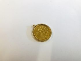 A 1907 HALF SOVEREIGN GOLD COIN IN 9CT GOLD PENDANT MOUNT.