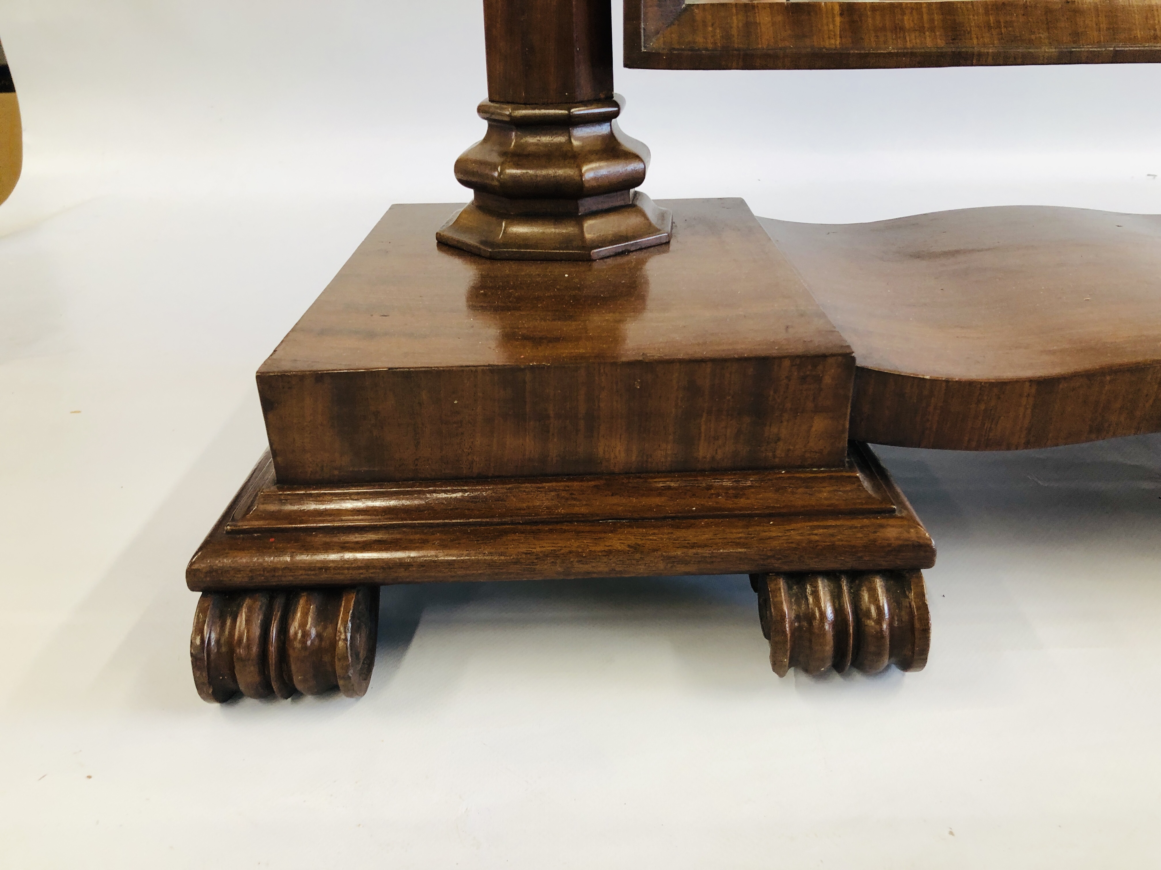 AN ANTIQUE MAHOGANY TWIN PILLAR DRESSING MIRROR ON SCROLLED FEET SUPPORTS - W 75CM X H 85CM. - Image 5 of 6