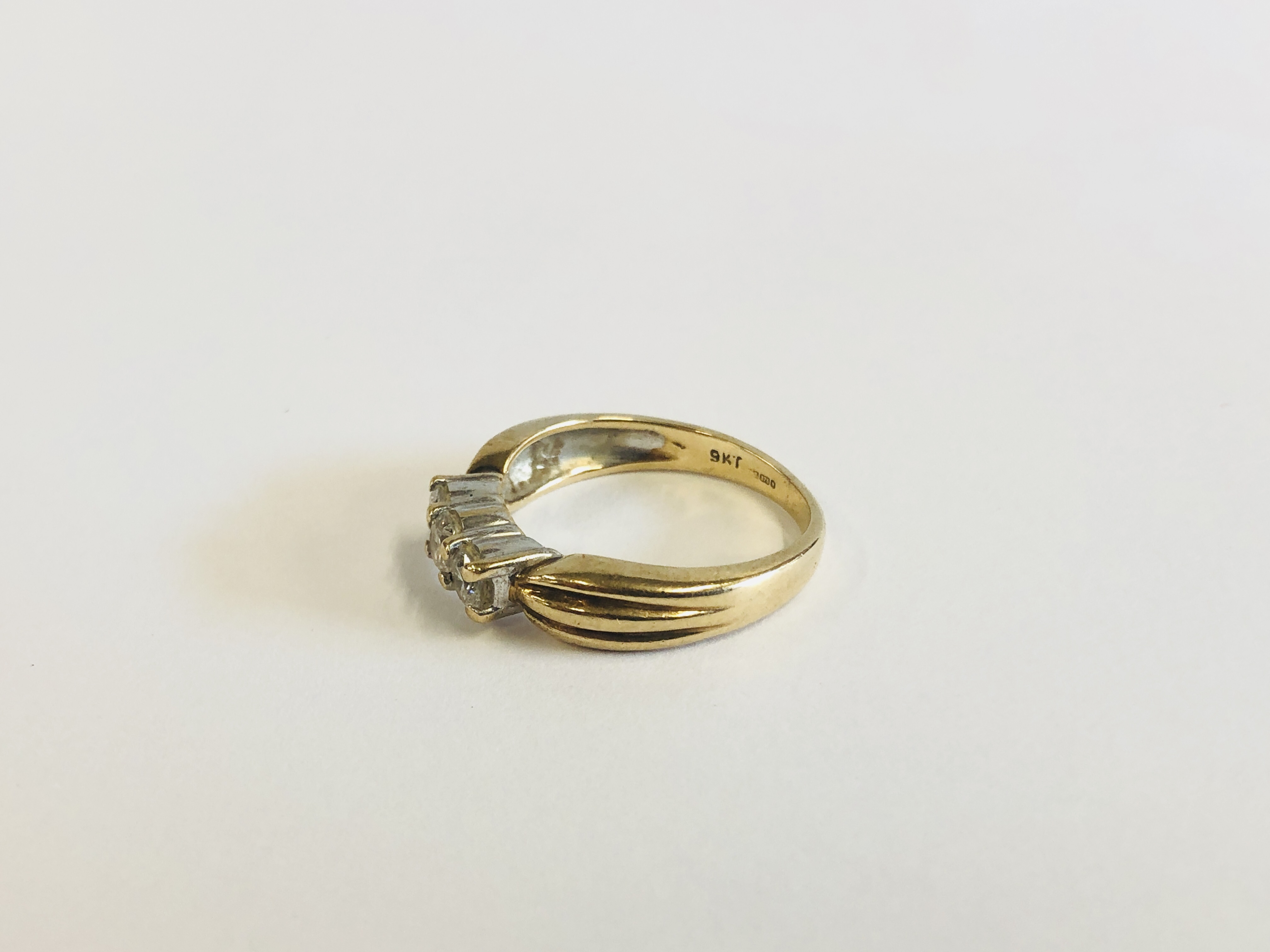 A 9CT GOLD THREE STONE DIAMOND RING. - Image 2 of 8