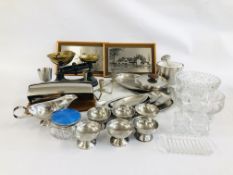 A QUANTITY OF STAINLESS STEEL KITCHENWARE TO INCLUDE RETRO BREAD BIN TRAYS ALONG WITH 2 GLASS BOWLS,