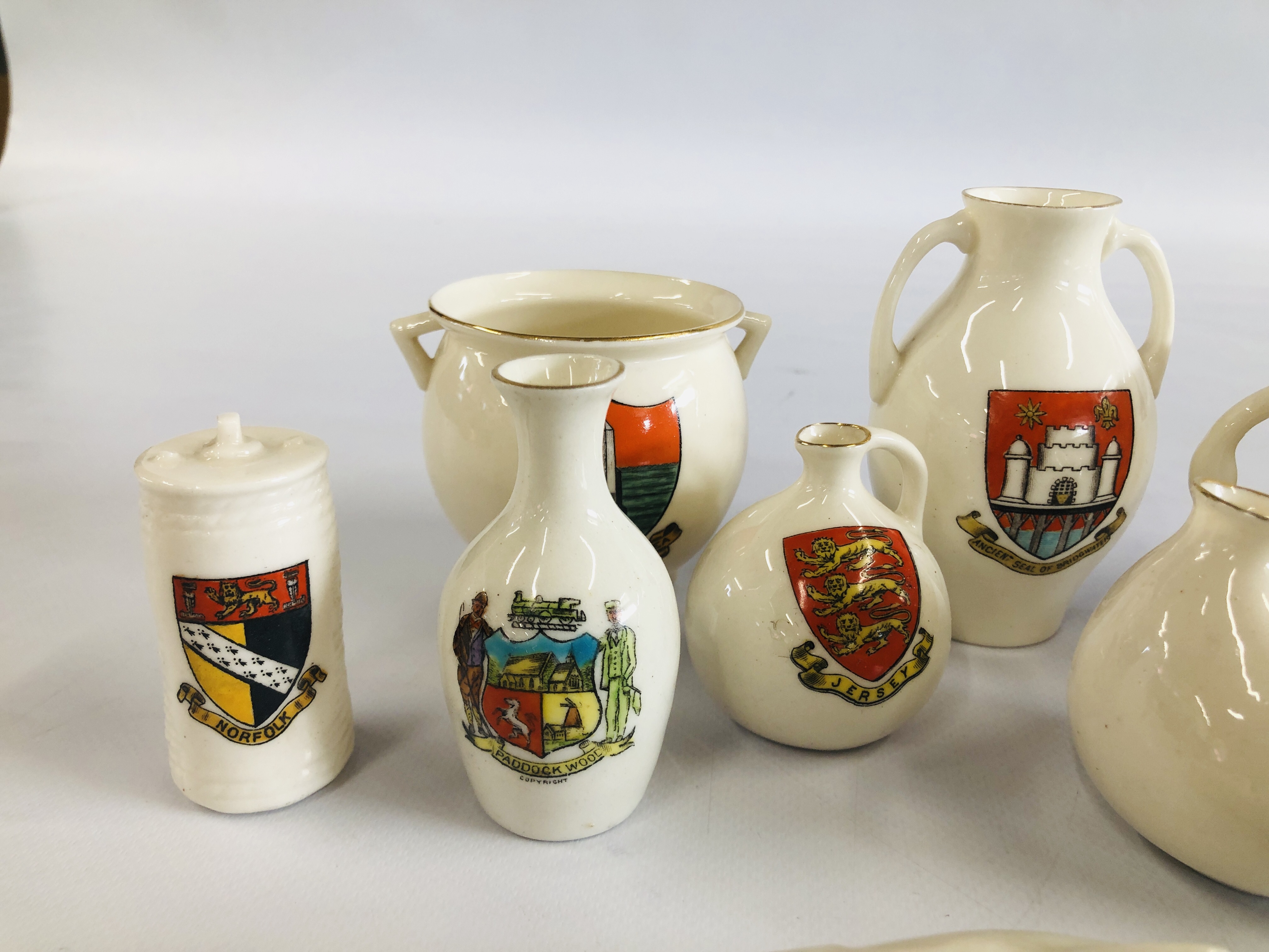 A COLLECTION OF APPROX 16 PIECES OF ASSORTED CRESTED WARE. - Image 2 of 5