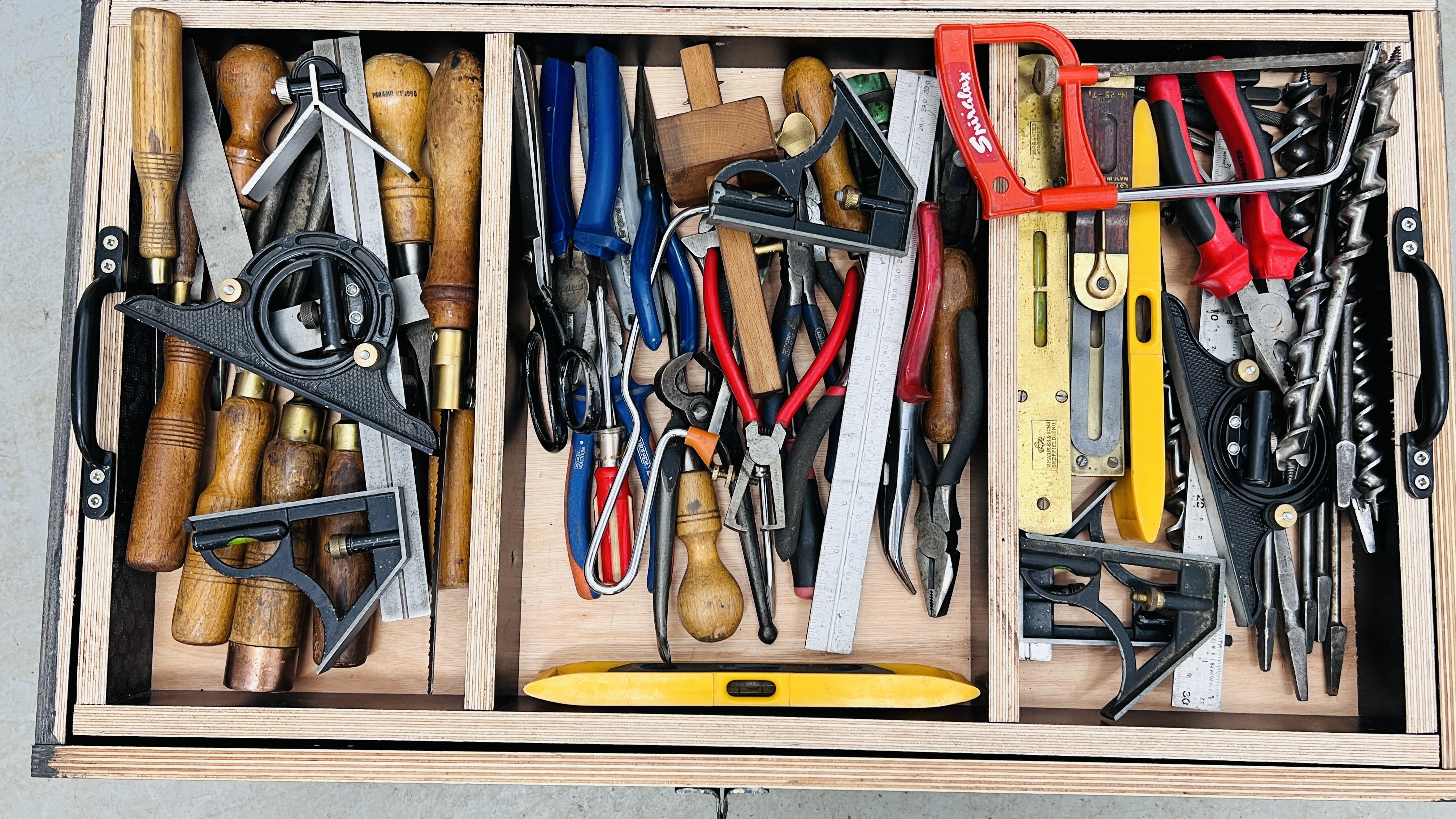 A HEAVY DUTY TOOL CHEST COMPLETE WITH MIXED TOOLS TO INCLUDE CHISELS, DRILL BITS, PLIERS, - Image 2 of 5