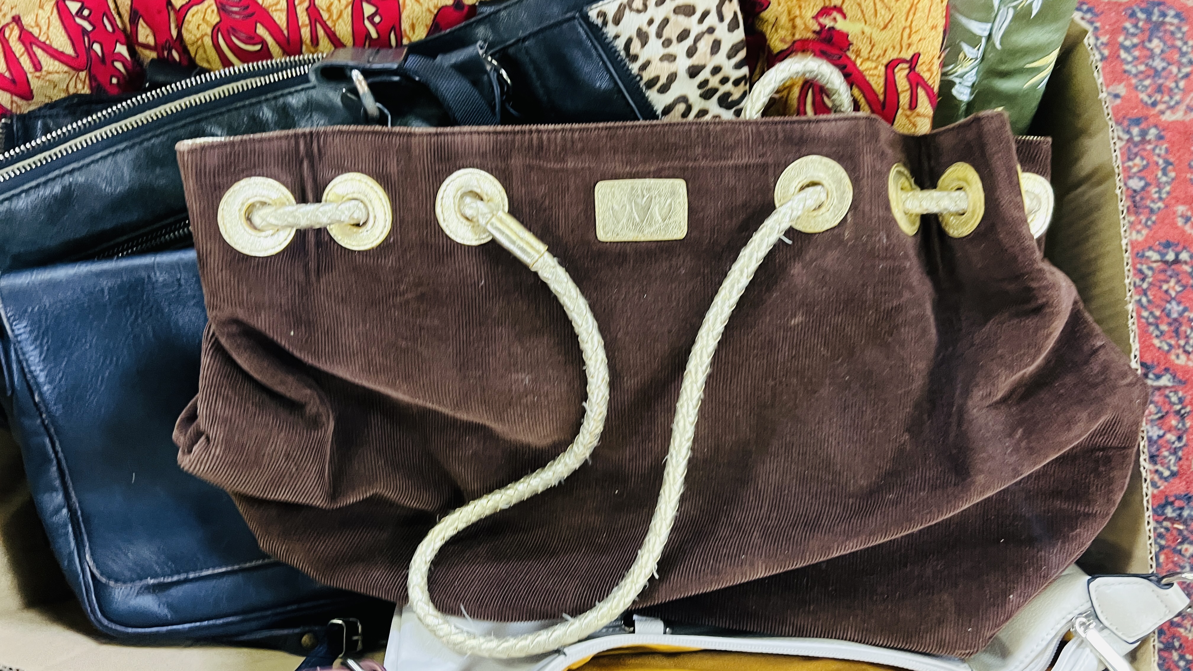 A GROUP OF ASSORTED HANDBAGS AND TRAVEL BAGS TO INCLUDE EXAMPLES MARKED TRACKER, NINE WEST ETC. - Image 6 of 8