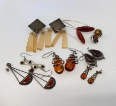 A COLLECTION OF 7 PAIRS OF EARRINGS TO INCLUDE SILVER AMBER SET EXAMPLES + A PAIR OF DESIGNER
