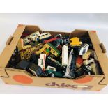 A BOX CONTAINING A LARGE QUANTITY OF VINTAGE AND MODERN DIE CAST MODEL VEHICLES TO INCUDE CORGI,