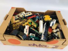 A BOX CONTAINING A LARGE QUANTITY OF VINTAGE AND MODERN DIE CAST MODEL VEHICLES TO INCUDE CORGI,