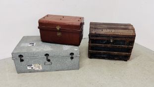 A GROUP OF 3 VINTAGE TRUNKS TO INCLUDE TIN AND GALVANISED EXAMPLES + A DOMED METAL BANDED EXAMPLE