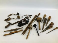 A BOX OF VINTAGE HAND TOOLS TO INCLUDE STANLEYS NO.55 COMBINATION PLANE ETC.