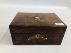 A VINTAGE INLAID ROSEWOOD WORK BOX (LOCK A/F) AND CONTENTS TO INCLUDE ASSORTED COSTUME JEWELLERY