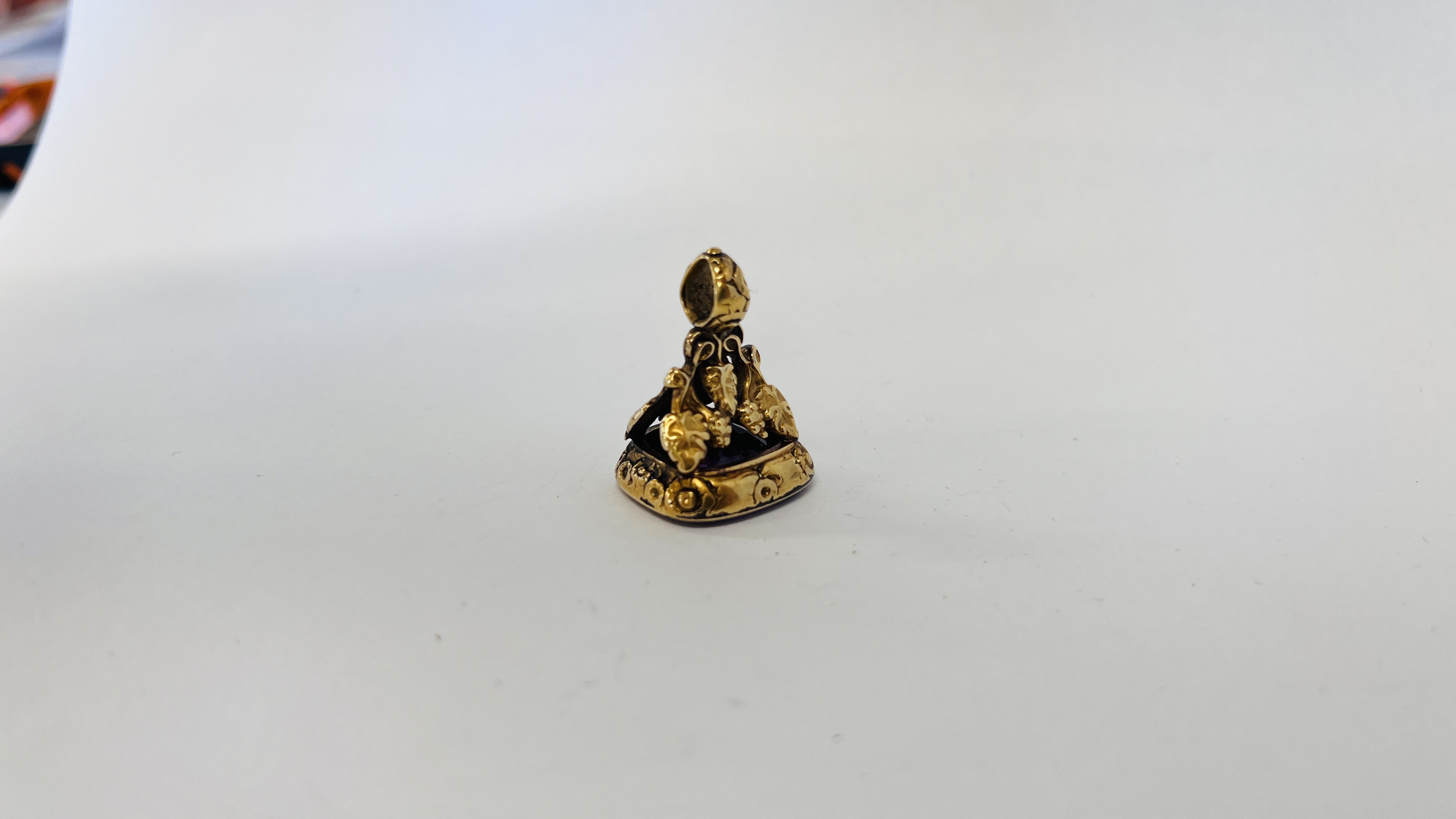 AN ANTIQUE GILT METAL SEAL PENDANT "I'LL BE WARY". - Image 2 of 7