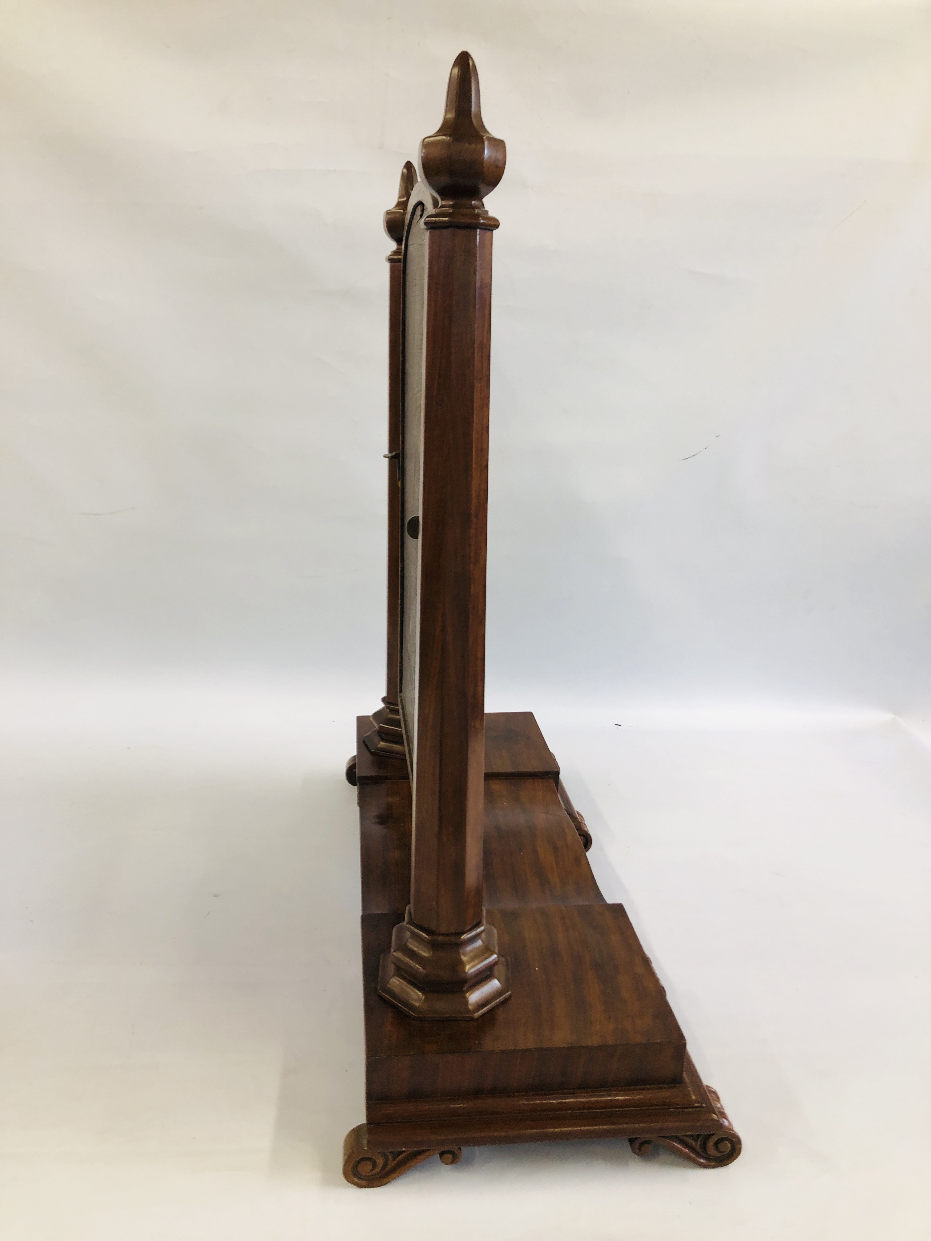 AN ANTIQUE MAHOGANY TWIN PILLAR DRESSING MIRROR ON SCROLLED FEET SUPPORTS - W 75CM X H 85CM. - Image 6 of 6