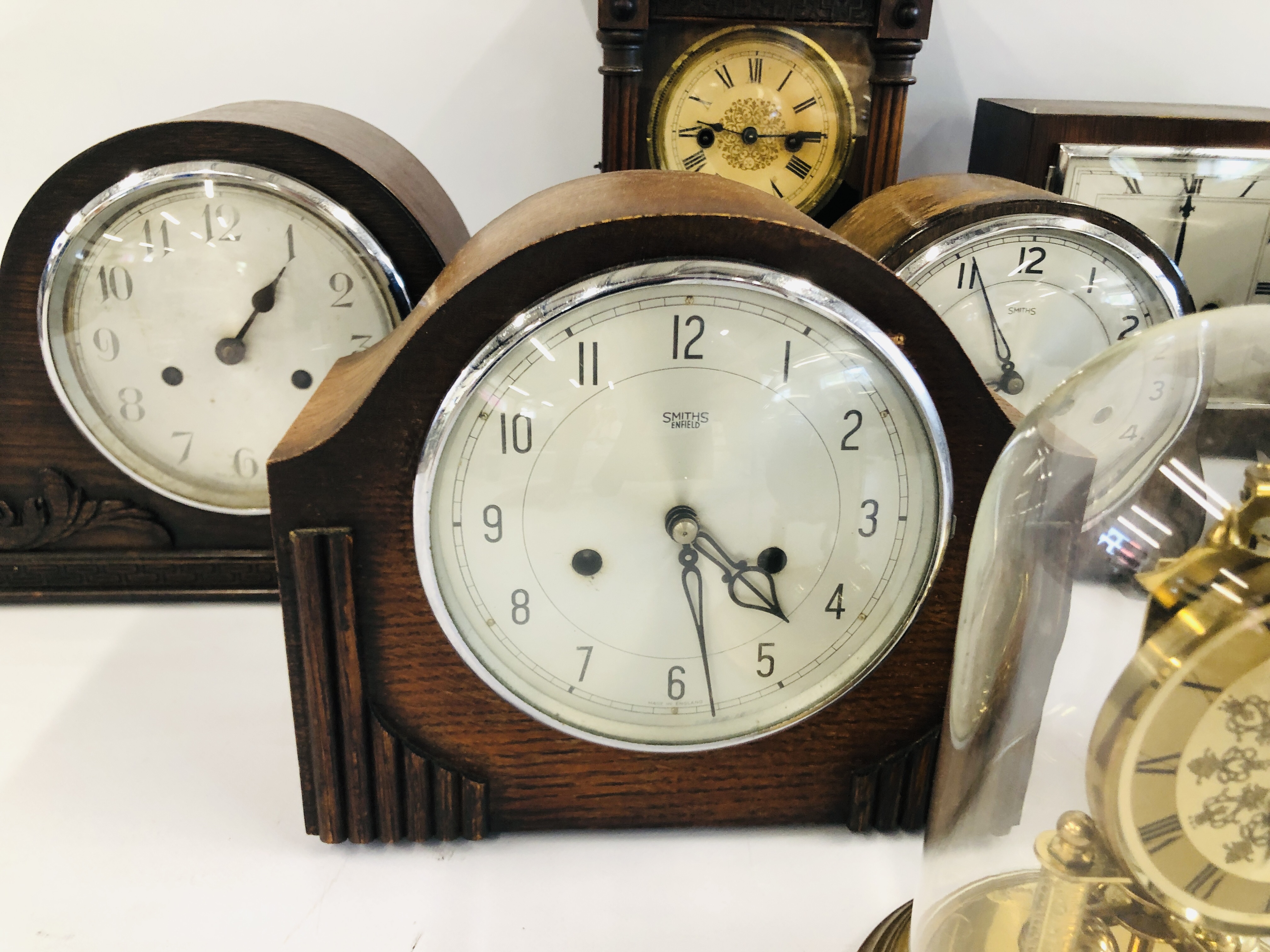 A GROUP OF SIX VARIOUS MANTEL CLOCKS TO INCLUDE SMITHS AND ANVIL EXAMPLES AND TWO ANNIVERSARY - Image 3 of 8