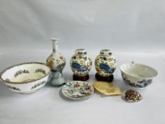 A GROUP OF CERAMIC ITEMS TO INCLUDE A PAIR OF MASONS GINGER JARS ON STANDS,