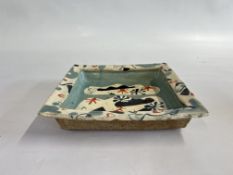 JOHN MALTBY DISH SIGNED TO THE BASE DEPICTING LIGHT HOUSES AND BOATS - 25.5CM X 25.5CM X 5CM H.