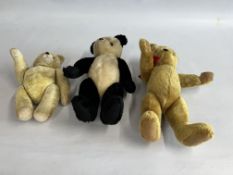 A GROUP OF THREE VINTAGE TOYS TO INCLUDE TWO BEARS WITH MOVING JOINTS AND A PANDA WITH MOVING
