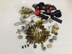A BAG OF ASSORTED VINTAGE BUTTONS AND BADGES TO INCLUDE CLOTH, MILITARY AND ORDER OF ST.