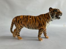 A BESWICK TIGER - LENGTH 28CM, HEIGHT 18CM.